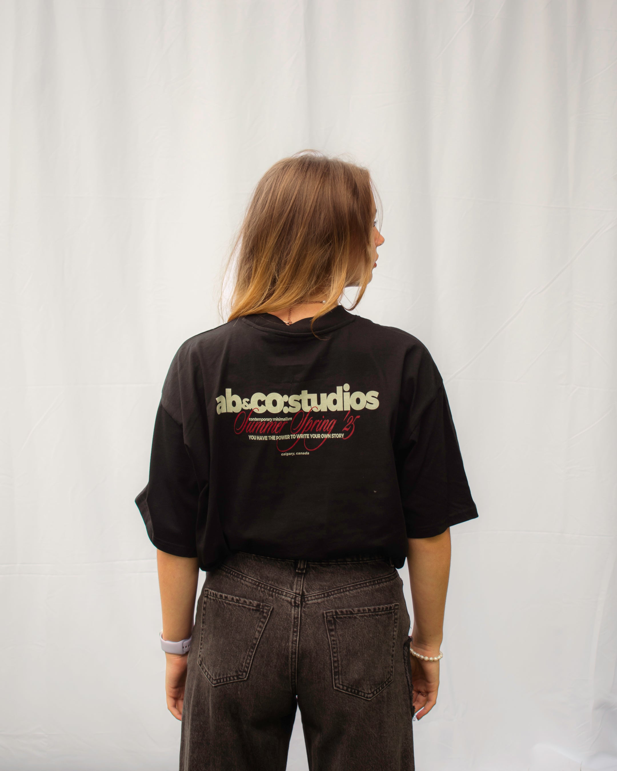 Heavyweight oversized boxy t-shirt in Deep Black with dropped shoulders and wide collar, perfect for streetwear and everyday wear.