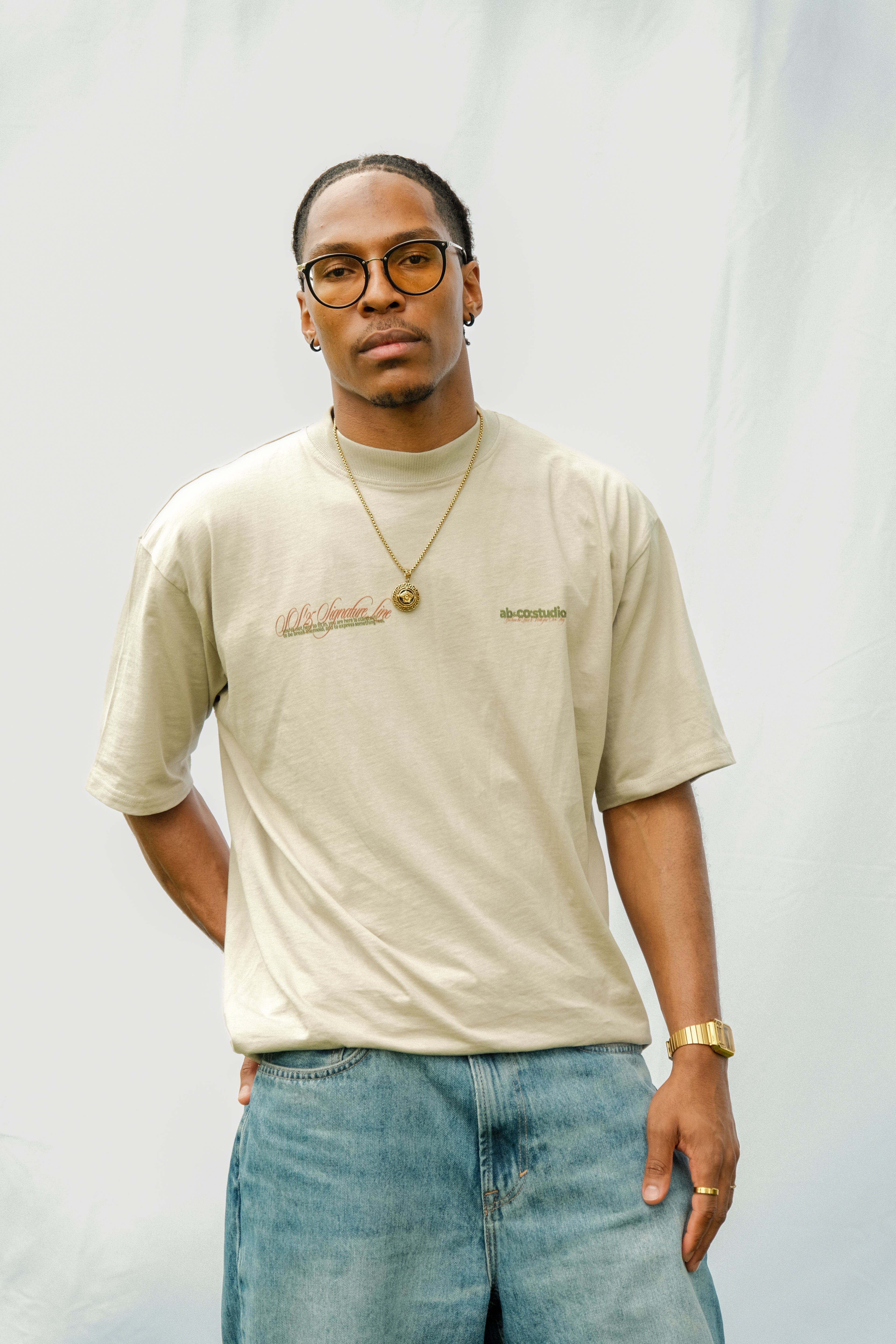 Relaxed-fit boxy t-shirt in Sandstorm, heavyweight material with wide collar and oversized streetwear silhouette.