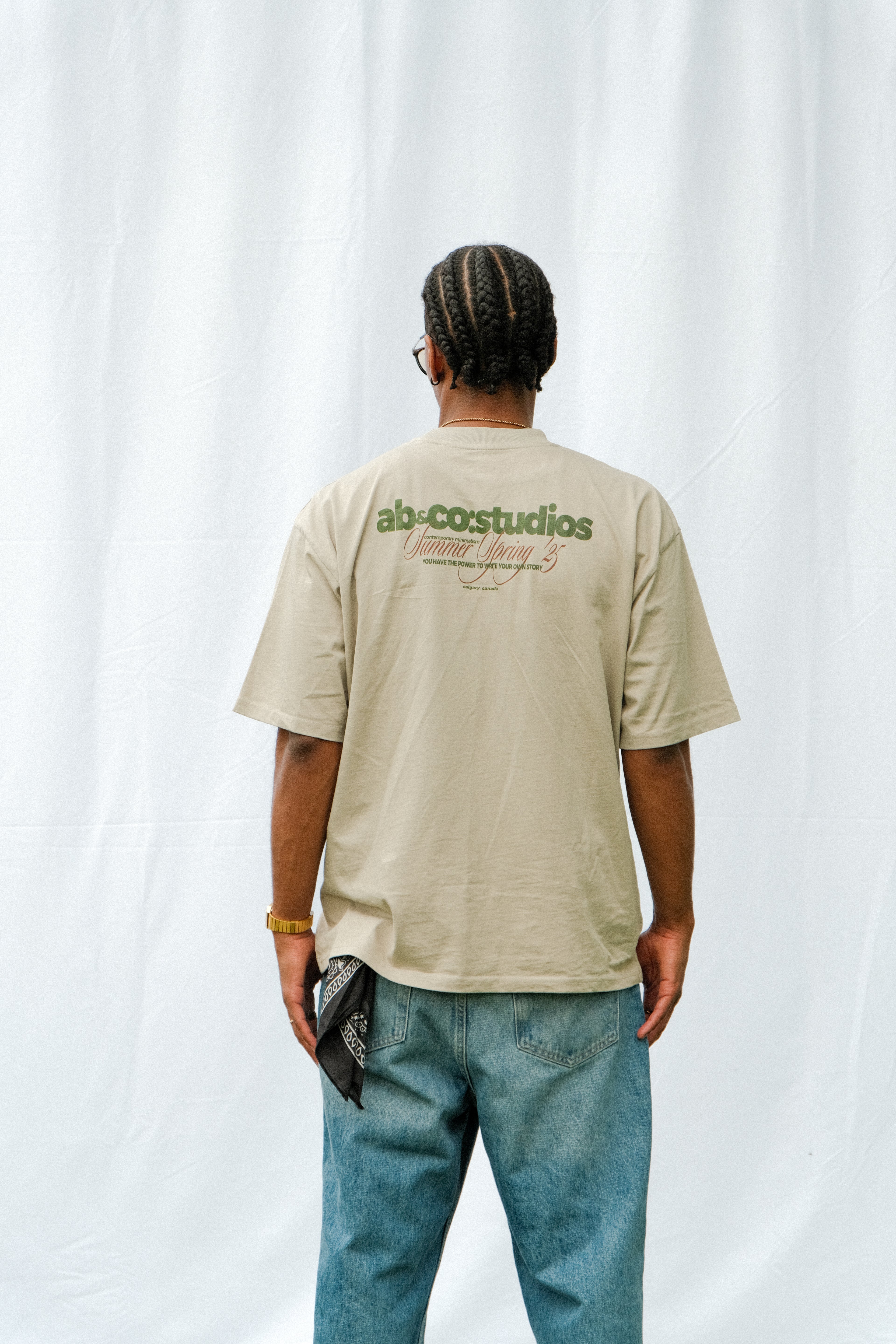 Relaxed-fit boxy t-shirt in Sandstorm, heavyweight material with wide collar and oversized streetwear silhouette.