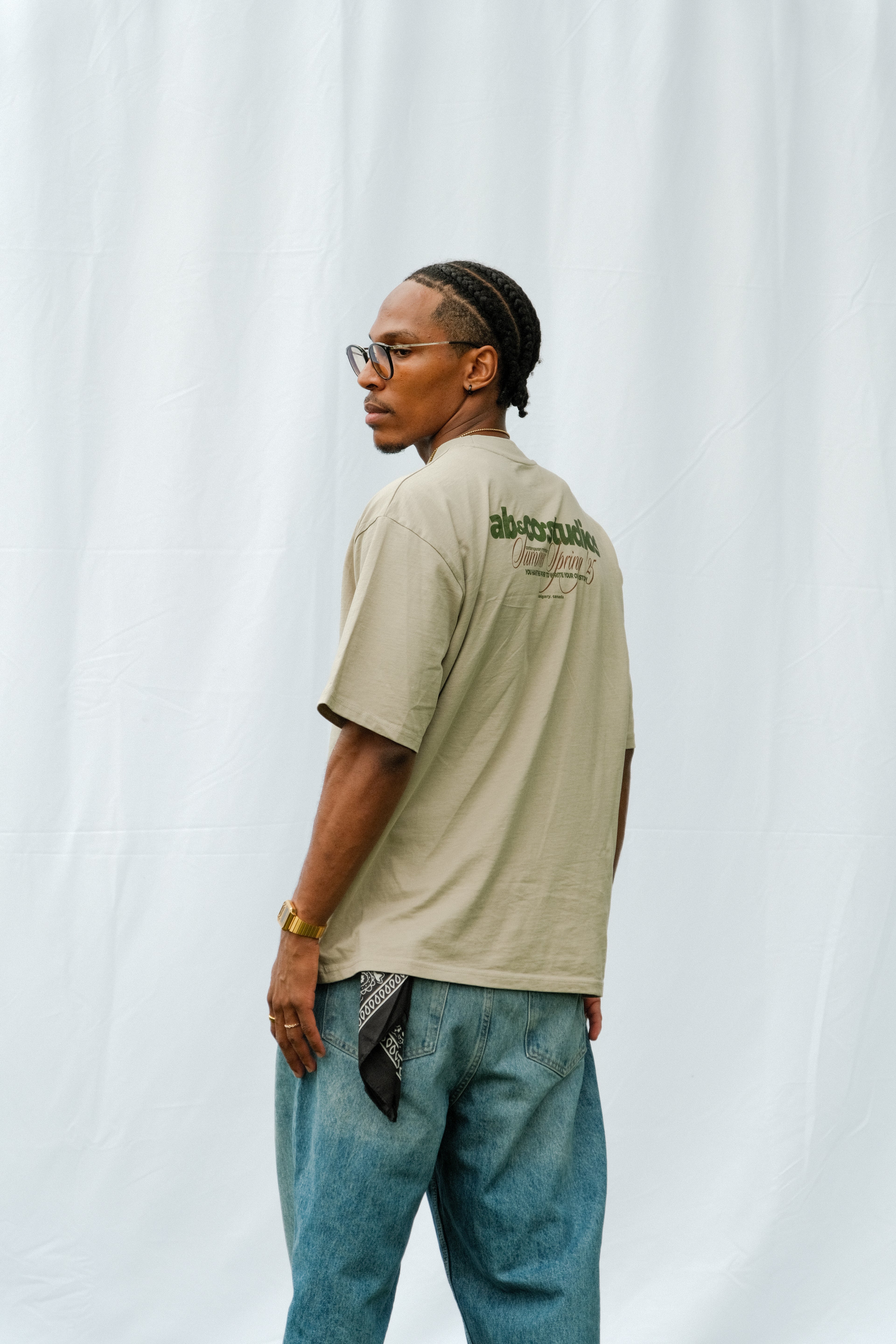Relaxed-fit boxy t-shirt in Sandstorm, heavyweight material with wide collar and oversized streetwear silhouette.